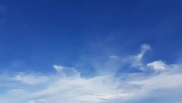 Ciel Bleu Avec Des Nuages Blancs — Photo