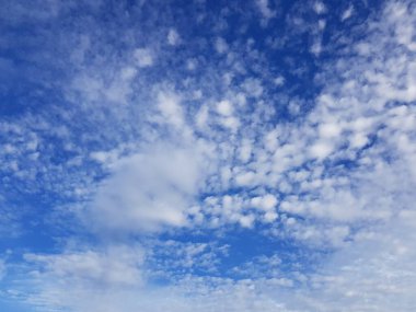 Bulutlu mavi gökyüzü