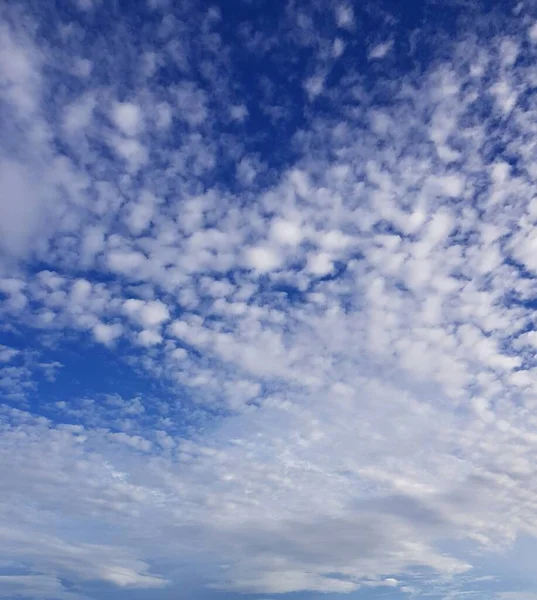 Άσπρα Σύννεφα Μπλε Φόντο Του Ουρανού — Φωτογραφία Αρχείου