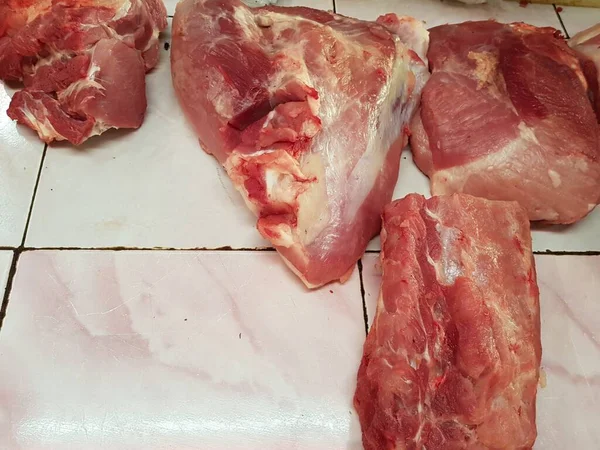 신시장에서 판매되는 돼지고기 — 스톡 사진