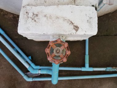 Yerdeki paslı metal boru.