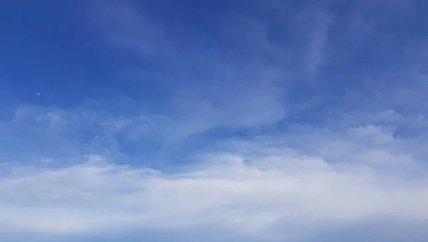 Witte Wolken Blauwe Lucht Backgroubd — Stockfoto