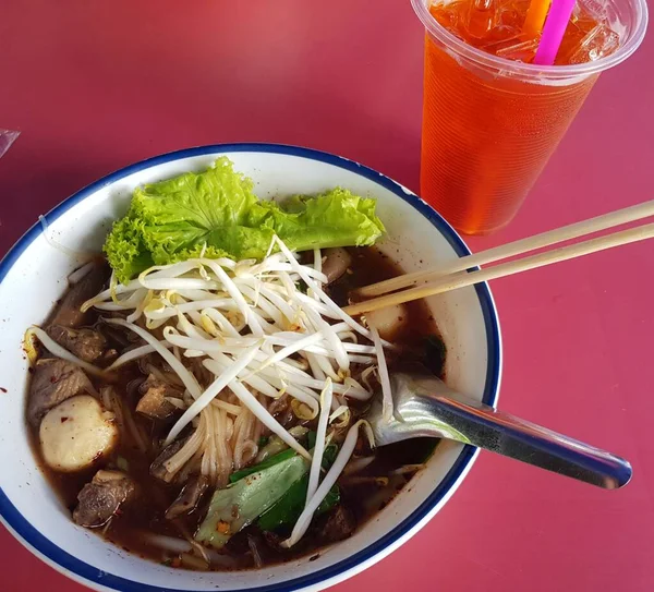 タイ料理 野菜と豚肉を入れたタイ風の麺スープ — ストック写真