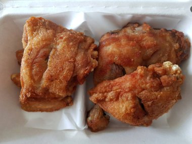 Tayland yemeği: Kutuda kızarmış tavuk.