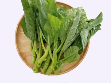 Beyaz arka planda taze Çin lahanası.