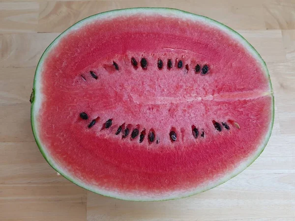 Een Halve Watermeloen Bruine Achtergrond — Stockfoto