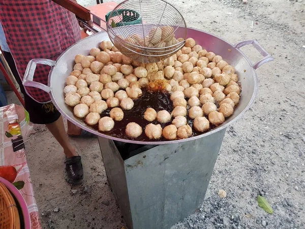 亚洲的街头食品 泰国菜 平底锅中的炸鱼球 — 图库照片