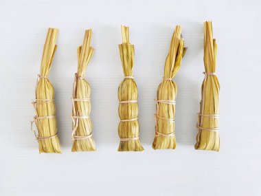 Tayland tatlısı: Mangrov fanı yaprağında yapışkan pirinçli muz. Tayland 'a Khao Tom çamur denir..