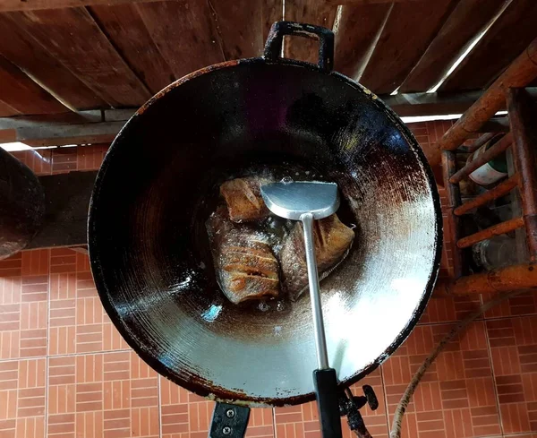 Dapur Thailand Ikan Gourami Goreng Dalam Panci — Stok Foto
