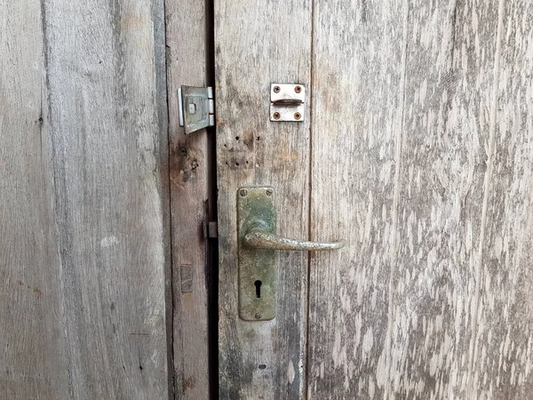 Metal Saplı Eski Ahşap Kapı — Stok fotoğraf