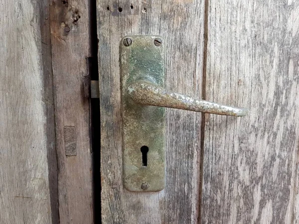 ヴィンテージの木製のドア 木製の壁にタイ式のドア — ストック写真