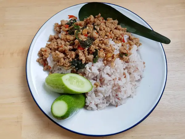Tayland Yemeği Kızarmış Domuz Fesleğenle Kaplı Pirinç — Stok fotoğraf