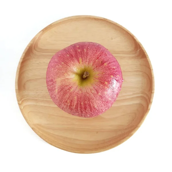 Rote Apfelfrüchte Holzteller Auf Weißem Hintergrund — Stockfoto