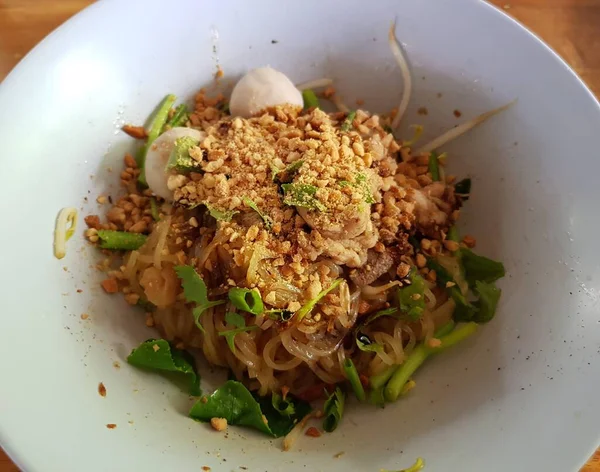 Tayland Yemeği Domuz Eti Sebzeli Kurutulmuş Erişte — Stok fotoğraf