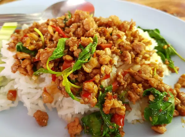 Tayland Yemeği Kızarmış Domuz Fesleğenle Kaplı Pirinç — Stok fotoğraf