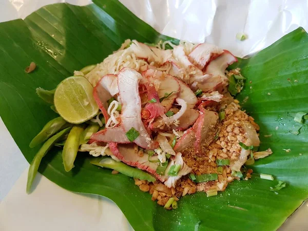 Comida Tailandesa Macarrão Seco Ovo Com Porco Barbeque — Fotografia de Stock