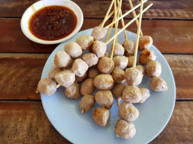 Tayland yemeği: ızgara domuz köftesi ve Tayland baharatlı sos. Tayland, Luk Chin Ping 'i ara..