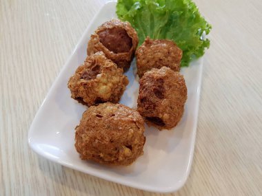 Tayland yemeği, kızarmış yengeç köftesi. Thailand Hoi Jo 'yu ara..