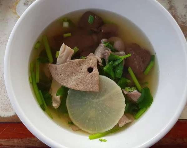 タイ料理 封じ込められた豚の血が付いているタイ式の明確なスープ — ストック写真