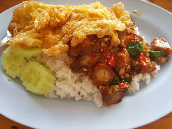 Thailändisches Essen Knuspriger Schweinebauch Mit Thai Basilikum Auf Reis Und — Stockfoto