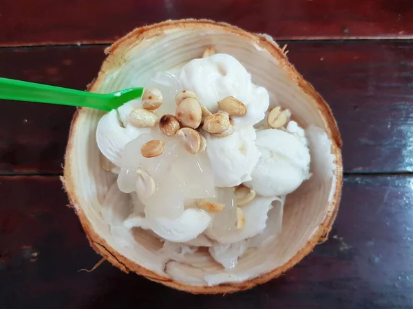 Тайский Десерт Мороженое Кокосовым Молоком Кокосовой Скорлупе — стоковое фото