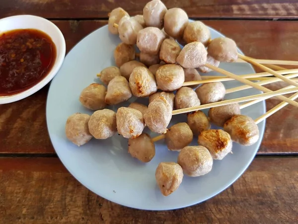 Makanan Ringan Thailand Bakso Babi Panggang Dan Saus Pedas Thai — Stok Foto