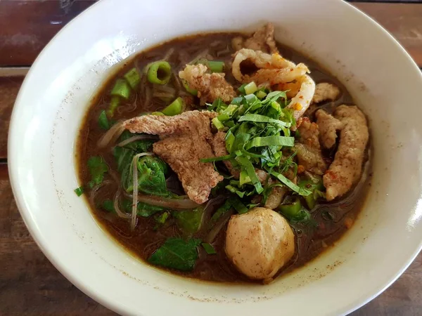 泰国菜 泰国菜面汤 配菜和猪肉 — 图库照片