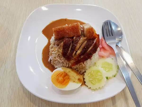 Nourriture Thaïlandaise Canard Rôti Porc Croustillant Sur Riz — Photo
