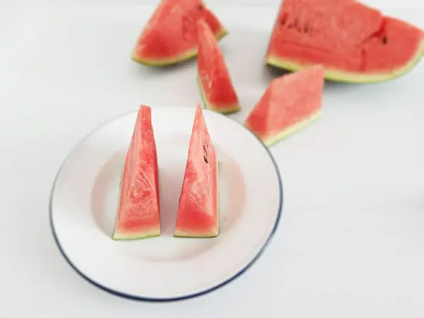 Rote Wassermelonenscheiben Auf Weißem Teller — Stockfoto