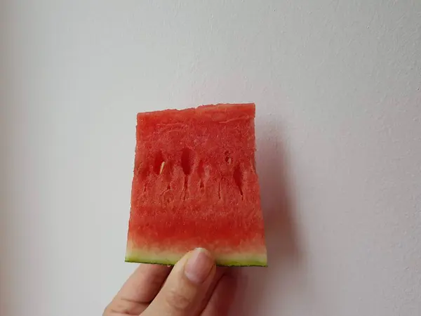 Watermeloen Met Hand Witte Achtergrond — Stockfoto