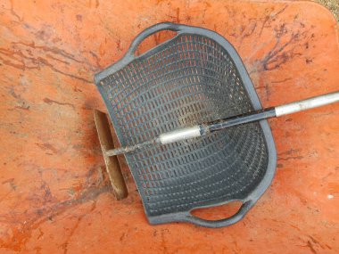 Turuncu arka planda çapa ve deniz kabuğu şeklinde sepet..