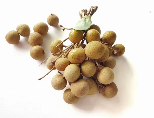 Beyaz Arkaplandaki Longan Meyvelerini Kapat — Stok fotoğraf