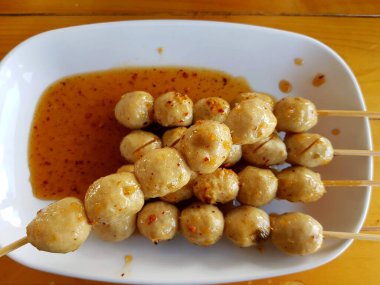 Tayland yemeği: ızgara domuz köftesi ve Tayland baharatlı sos. Tayland, Luk Chin Ping 'i ara..