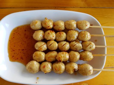 Tayland yemeği: ızgara domuz köftesi ve Tayland baharatlı sos. Tayland, Luk Chin Ping 'i ara..