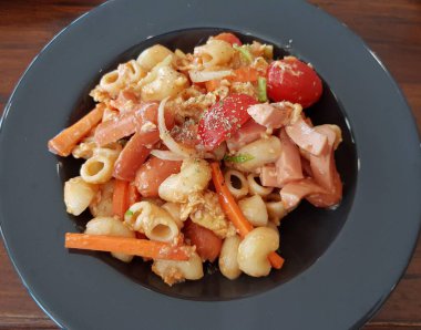 Kızarmış makarna ve domuz eti..