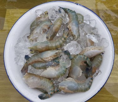 Piyasada taze karides.