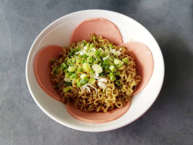 et, soğan ve sebzeli erişte.