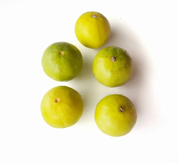 Grünes Zitronengemüse Auf Weißem Hintergrund — Stockfoto