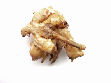 Beyaz arka planda çürük kızıl sebze.