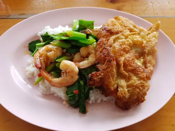 Ταϊλανδέζικο Φαγητό Stir Τηγανητά Kaled Withshrimp Και Thai Omelete — Φωτογραφία Αρχείου