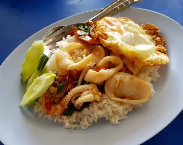タイ料理 イカとバジルとタイスタイルの揚げ卵をトッピングしたライス — ストック写真