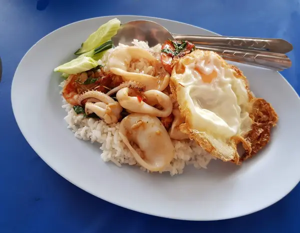 Thajské Jídlo Rýže Zakončená Smaženou Olihní Bazalkou Smažené Vejce Thajském — Stock fotografie
