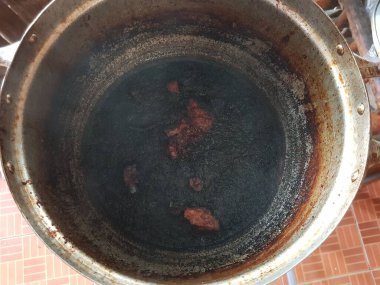 Ot yakıyorum. Kavanozda kavrulmuş çorba.