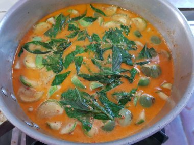 Tayland yemeği: Hindistan cevizi sütlü kırmızı körili domuz eti.