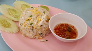 Yengeçli Tayland yemeği. Tayland Kao Pad Pu 'yu ara..