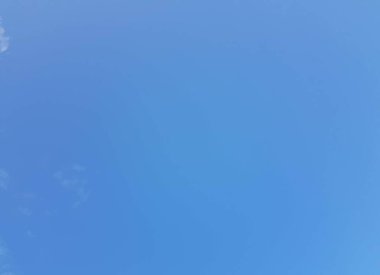 Arka planda bir bulutla gökyüzünde uçan bir uçak.