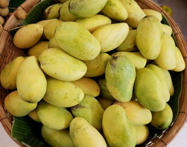 Pazarda taze mango meyvesi var.