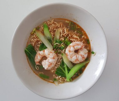 Sebze ve karidesli baharatlı hazır şehriye.