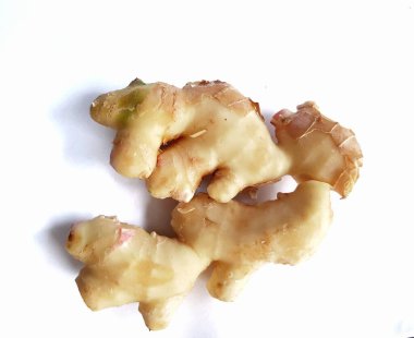  Beyaz arka planda taze zencefilli sebze.