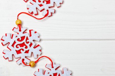 Noel oyuncakları yıldızları ahşap arka planda yakın plan